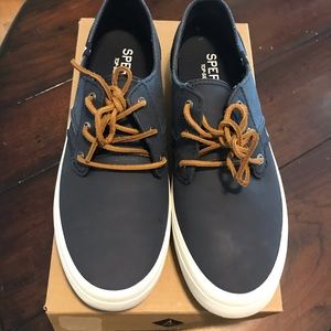 Woman’s sperry sneakers size 8